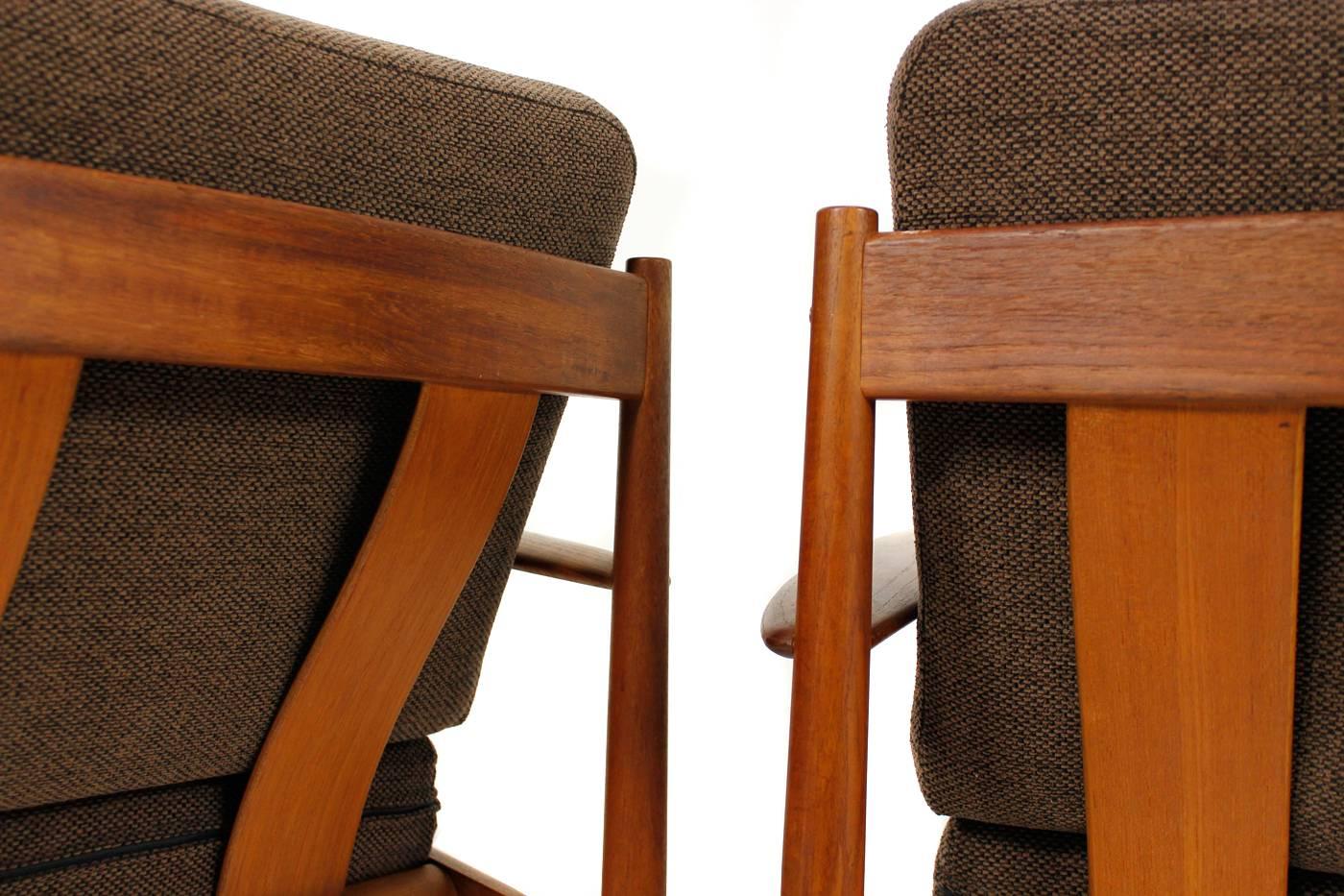 Beautiful set of two Grete Jalk teak easy chairs, Danish modern design. Original cushions, reupholstered and covered with woven fabric in a beautiful brown tone. Produced by France & Son Denmark.