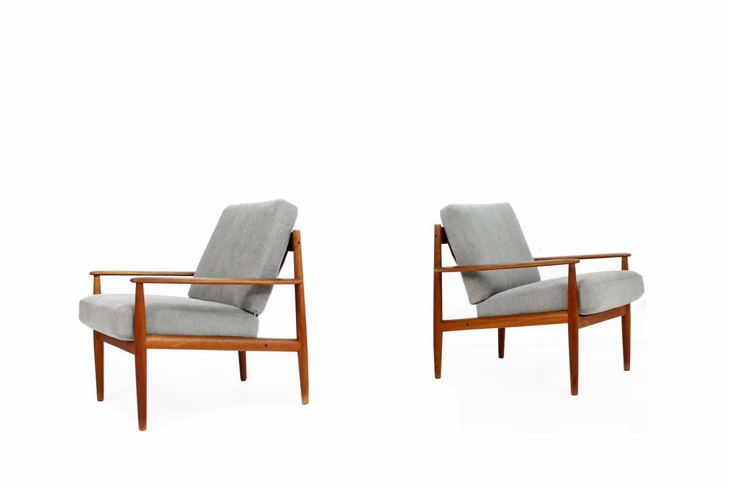 Beautiful set of two Grete Jalk teak easy chairs, Danish modern design. Original innerspring cushions, reupholstered and covered with smooth woven fabric in a beautiful grey. Produced by France & Son Denmark.
Matching daybed in same fabric