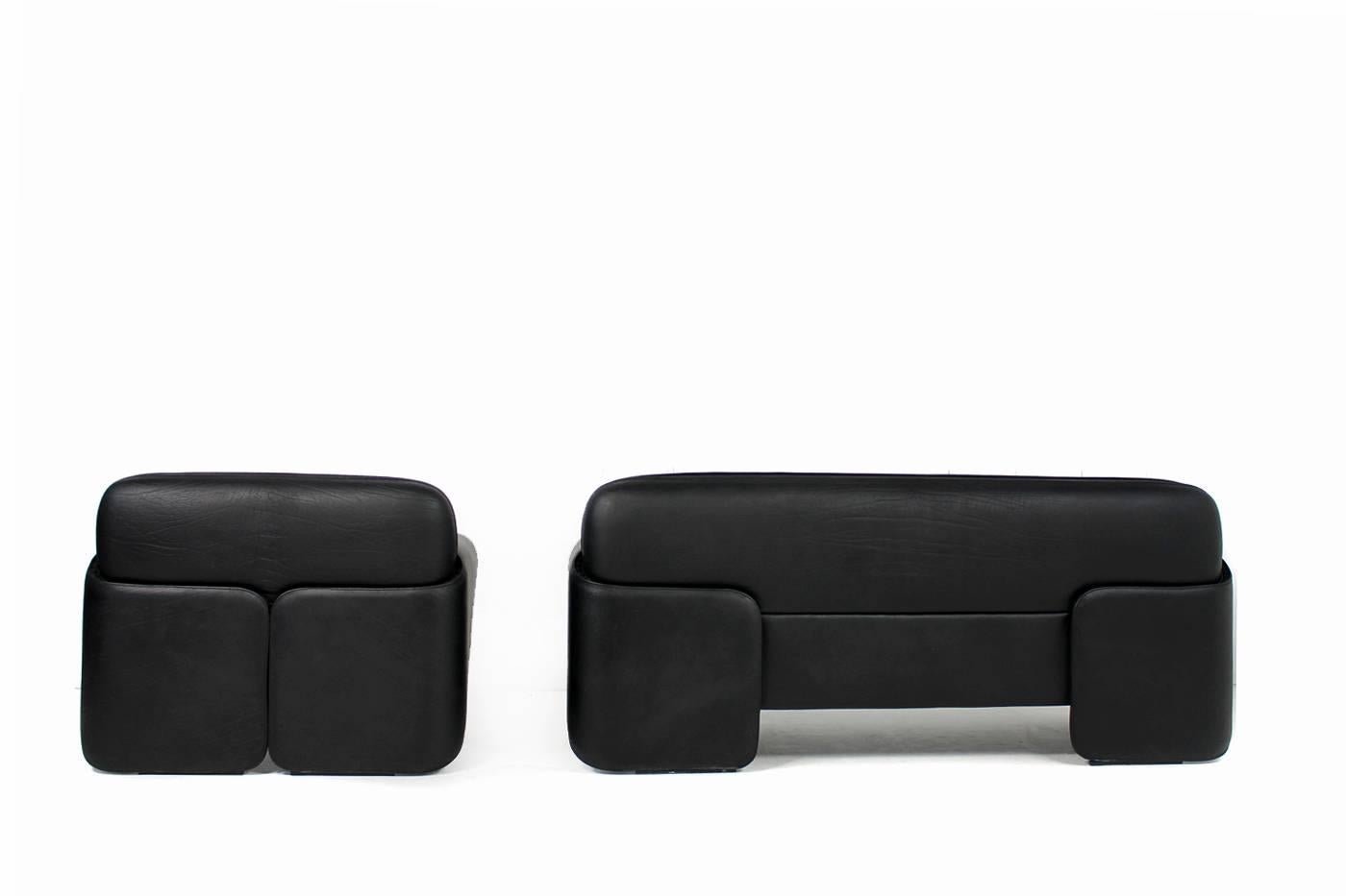 Beautiful and rare De Sede Set, Mod. DS 125.
Design: Gerd Lange for De Sede Switzerland 1978.
3-seat Sofa and Lounge Chair in black and very thick leather circa. 3-5mm. The leather was renewed professionally. Powerful black color, beautiful