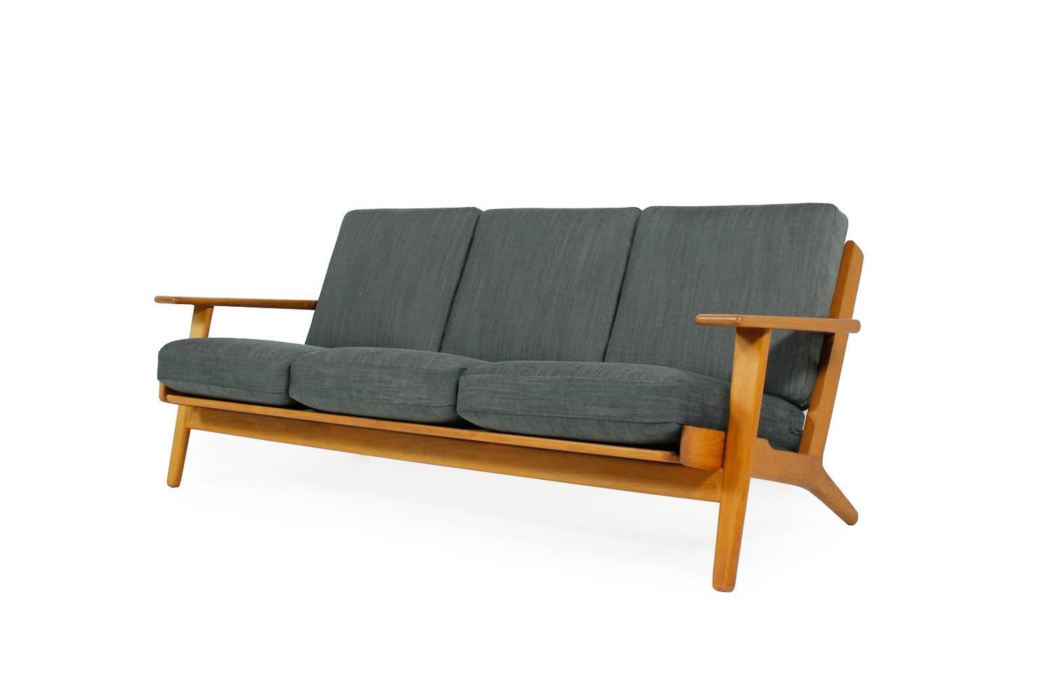 Hans J. Wegner Oak Sofa Mod. Ge 290 for Getama, 1960s Danish Modern Design (Skandinavische Moderne) im Angebot