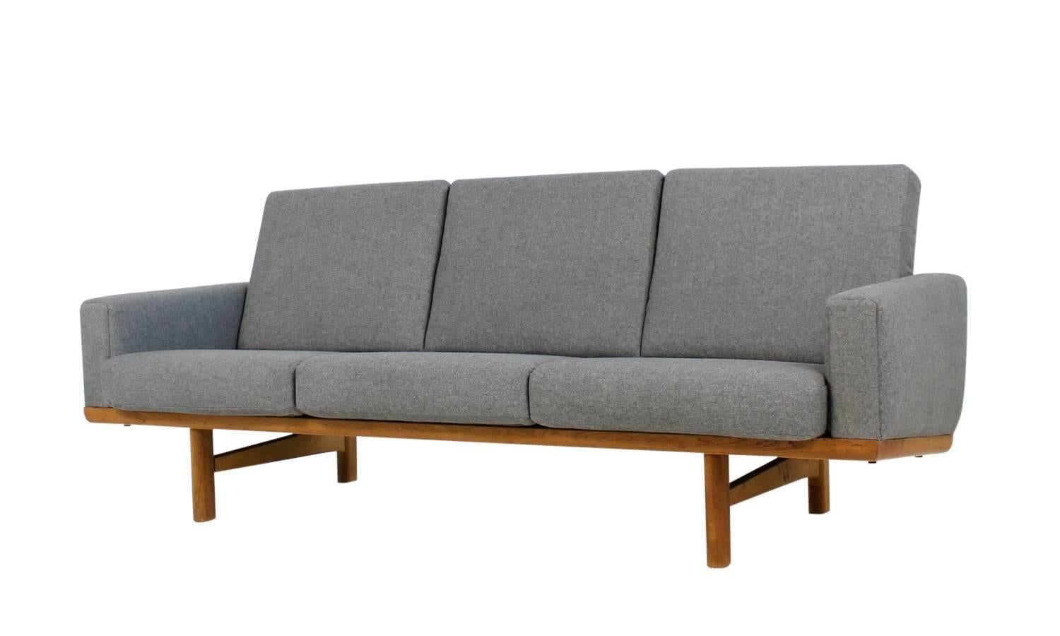 Fabric Beautiful Hans J. Wegner Oak Lounge Sofa Mod. 236 Getama Danish Modern Design