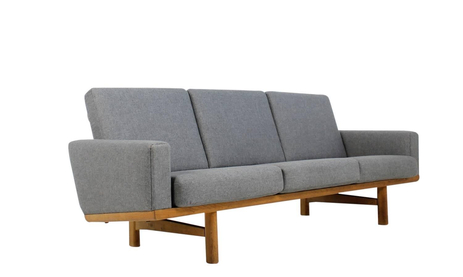 Scandinavian Modern Beautiful Hans J. Wegner Oak Lounge Sofa Mod. 236 Getama Danish Modern Design