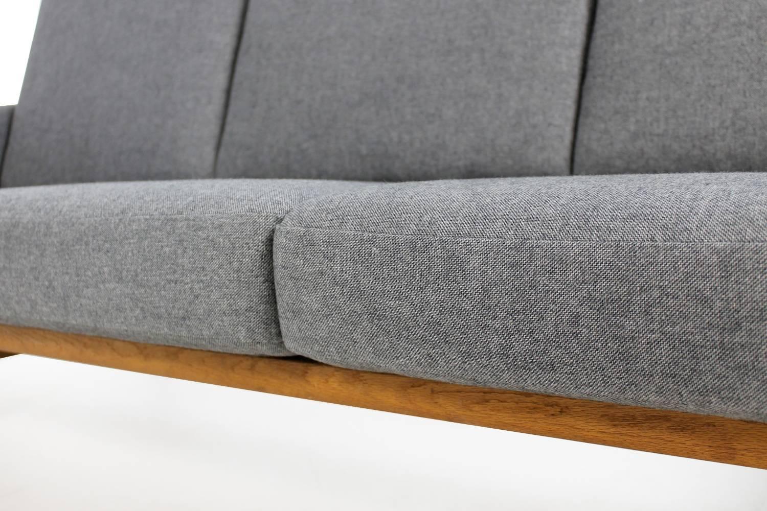 Beautiful Hans J. Wegner Oak Lounge Sofa Mod. 236 Getama Danish Modern Design In Excellent Condition In Hamminkeln, DE