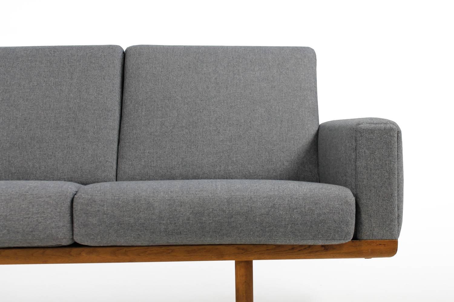 Hans Wegner GE 236 Sofa for Getama, Made in Denmark.
Very good condition, free standing, reupholstered and covered with new grey woven fabric. Fantastic oak wood and matching fabric.