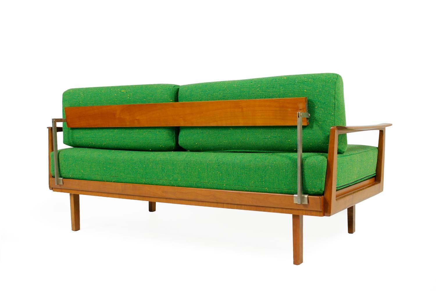Nice daybed/sofa by Wilhelm Knoll, Germany, 1950s. Extendable version, mod. Knoll Antimott. Multi adjustable headrest, adjustable back rest. Freestanding. Green woven fabric, reupholstered a few years ago, very good condition.
Dimensions: circa 165