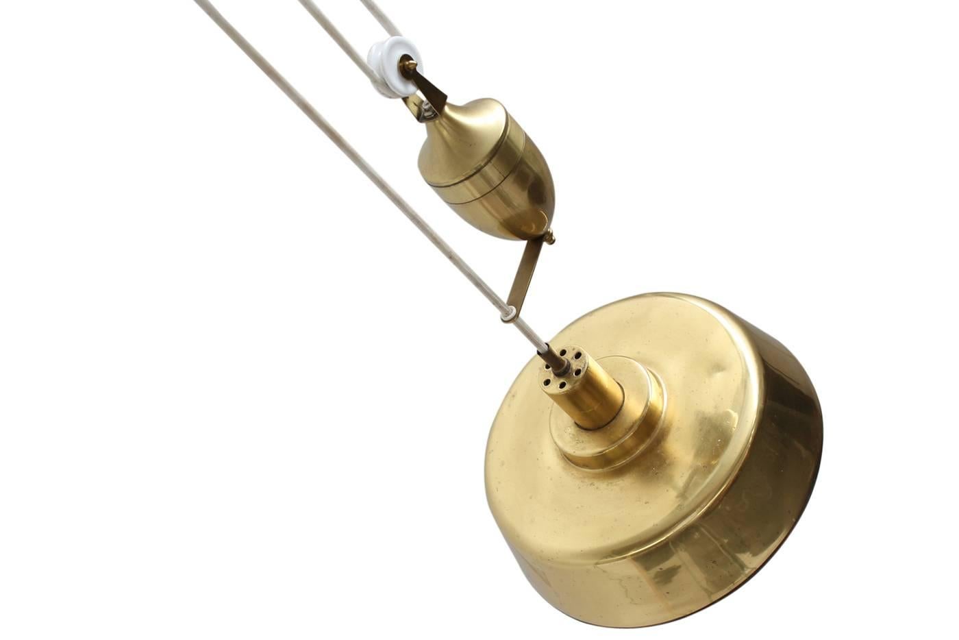 Mid-20th Century Adjustable 1950s Counterweight Brass Pendant Lamp Mid-Century Modern