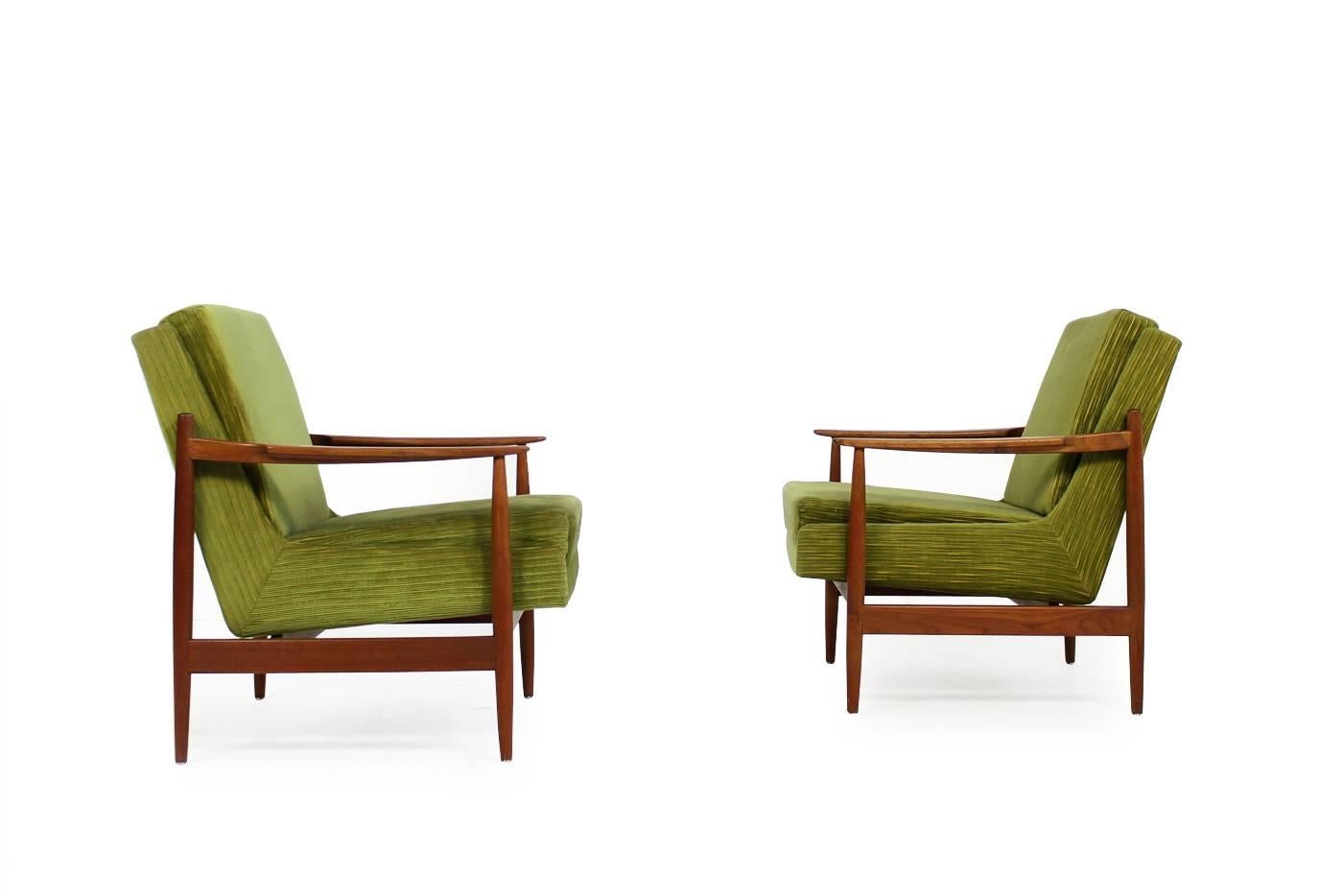 Beautiful and in authentic conditon, rare pair of 1950s Eugen Schmidt teak easy chairs, very good original condition. Fantastic green tone, solid teak,
Germany, circa 1950.