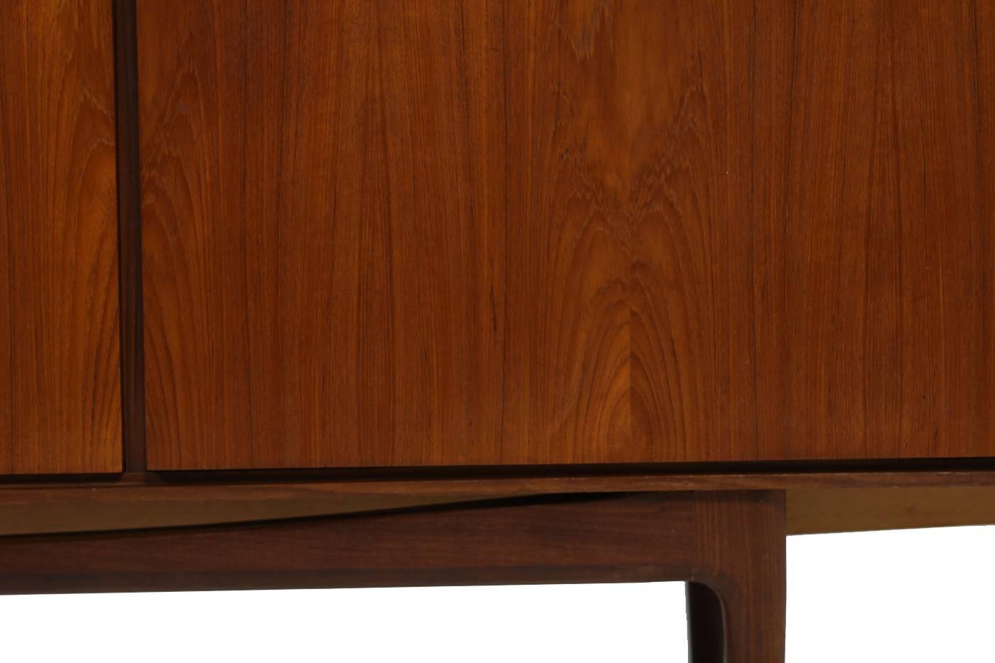 Large 1960s Ib Kofod-Larsen Teak Sideboard Mid-Century Modern Design (Moderne der Mitte des Jahrhunderts)