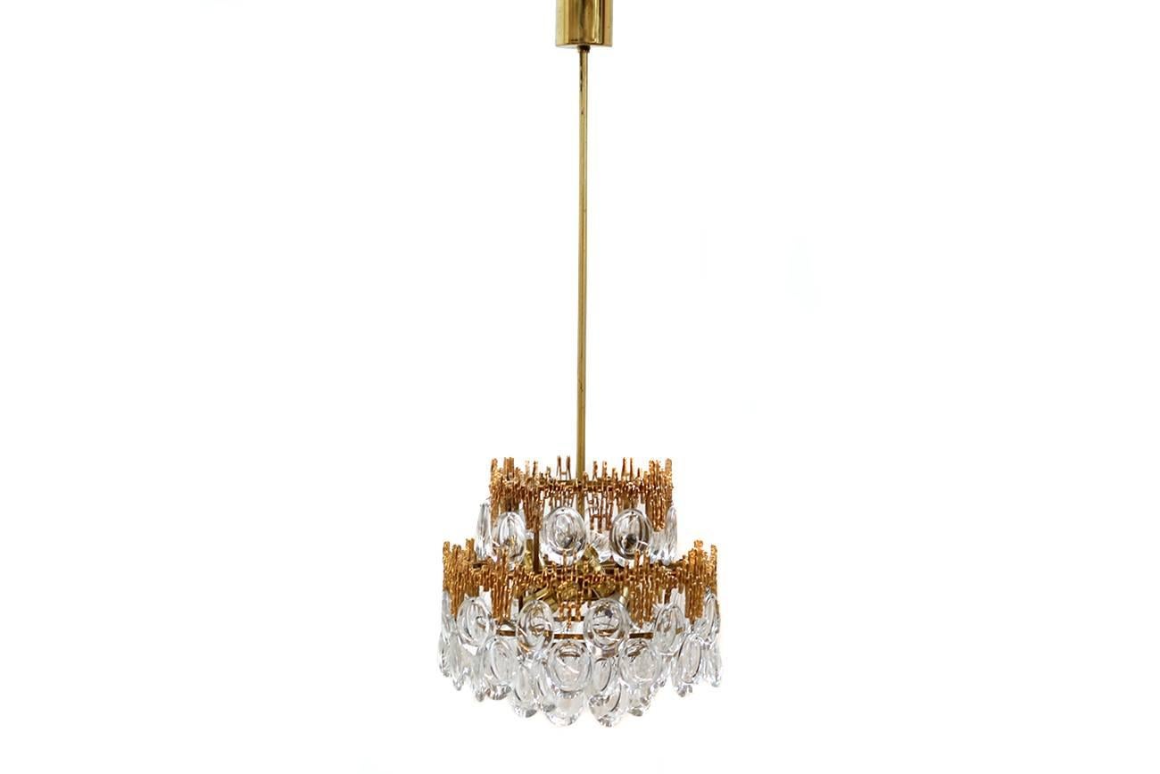 Beautiful Palwa fixture, brass and crystal glass, with gilded Brutalist parts, many polished crystal glass parts, fantastic condition. The electrical system was checked, the lamp can be used in Europe and also in the US or Asia.
Overall for eight