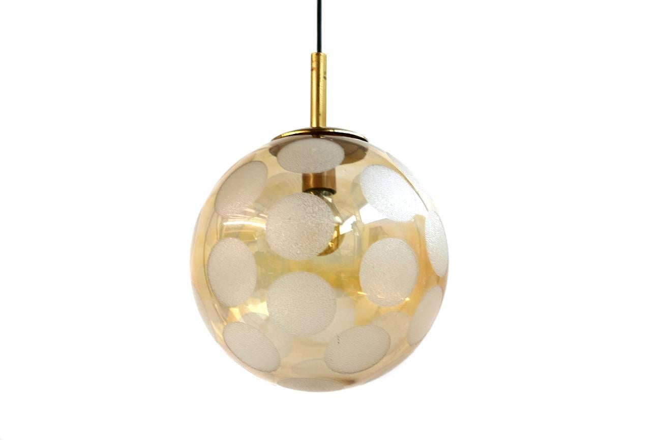 Nice pendant globe lamp from the 1970s with fantastic frosted glass dots and brass parts. For one E27 bulb up to 60W. Nice patina on the brass parts. It can be used in Europe and also in the US or Asia.
  