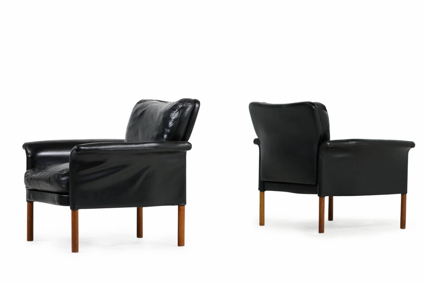 Beautiful pair of 1960s vintage black leather lounge chairs, cushions with down filling, very good condition, high quality furniture. Design attributed to Hans Olsen, solid teak legs. Great patina, no holes, leather in fantastic condition.
Matching