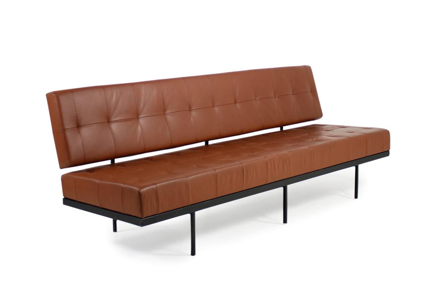 Beautiful 1960s daybed by Florence Knoll for Knoll International.
Cognac leather, metal frame in black, fantastic condition, upholstery is very good, the leather in a beautiful cognac tone. These sofas were mostly only made to order, so a very rare