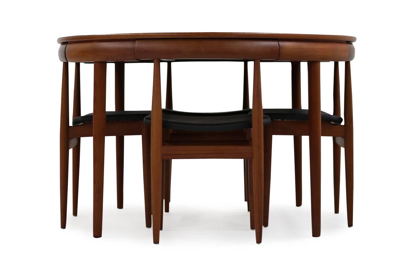 Beutiful and rare Hans Olsen teak dining set, Frem Rojle, Denmark.
Extendable teak dining table and six teak chairs.
All six chars with new upholstery and black real leather in high quality. An extendable dining table in good vintage condition