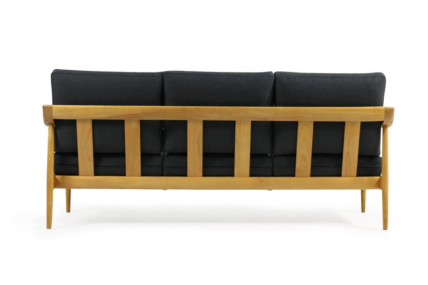 Fantastic 1950s Wilhelm Knoll cherrywood sofa, Knoll Antimott series.
Very good condition, new upholstery and newly covered with anthracite woven fabric. Freestanding.