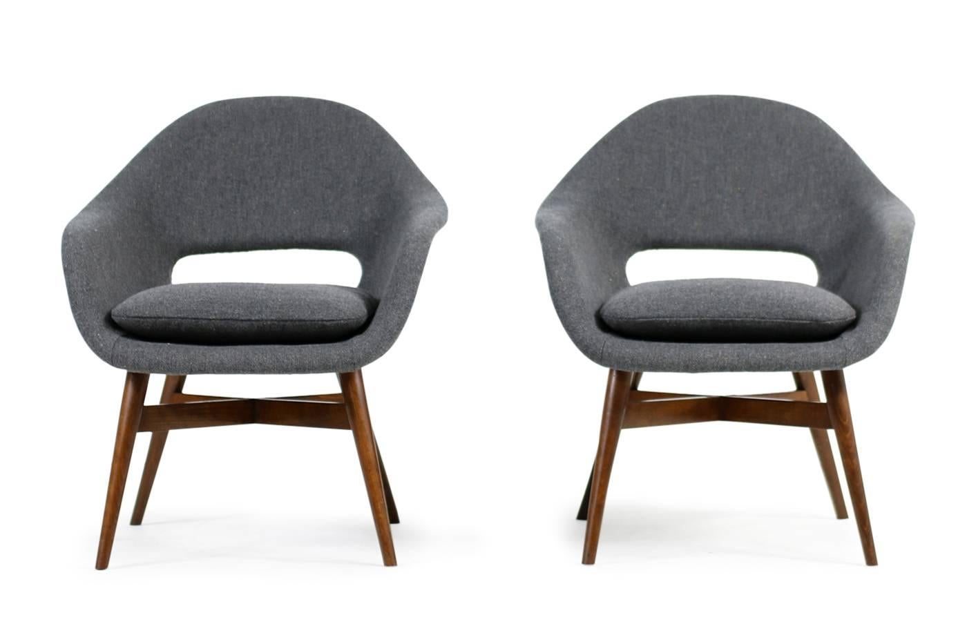 Schönes Paar 1960er Miroslav Navratil Lounge Chairs, neue Polsterung (Moderne der Mitte des Jahrhunderts) im Angebot