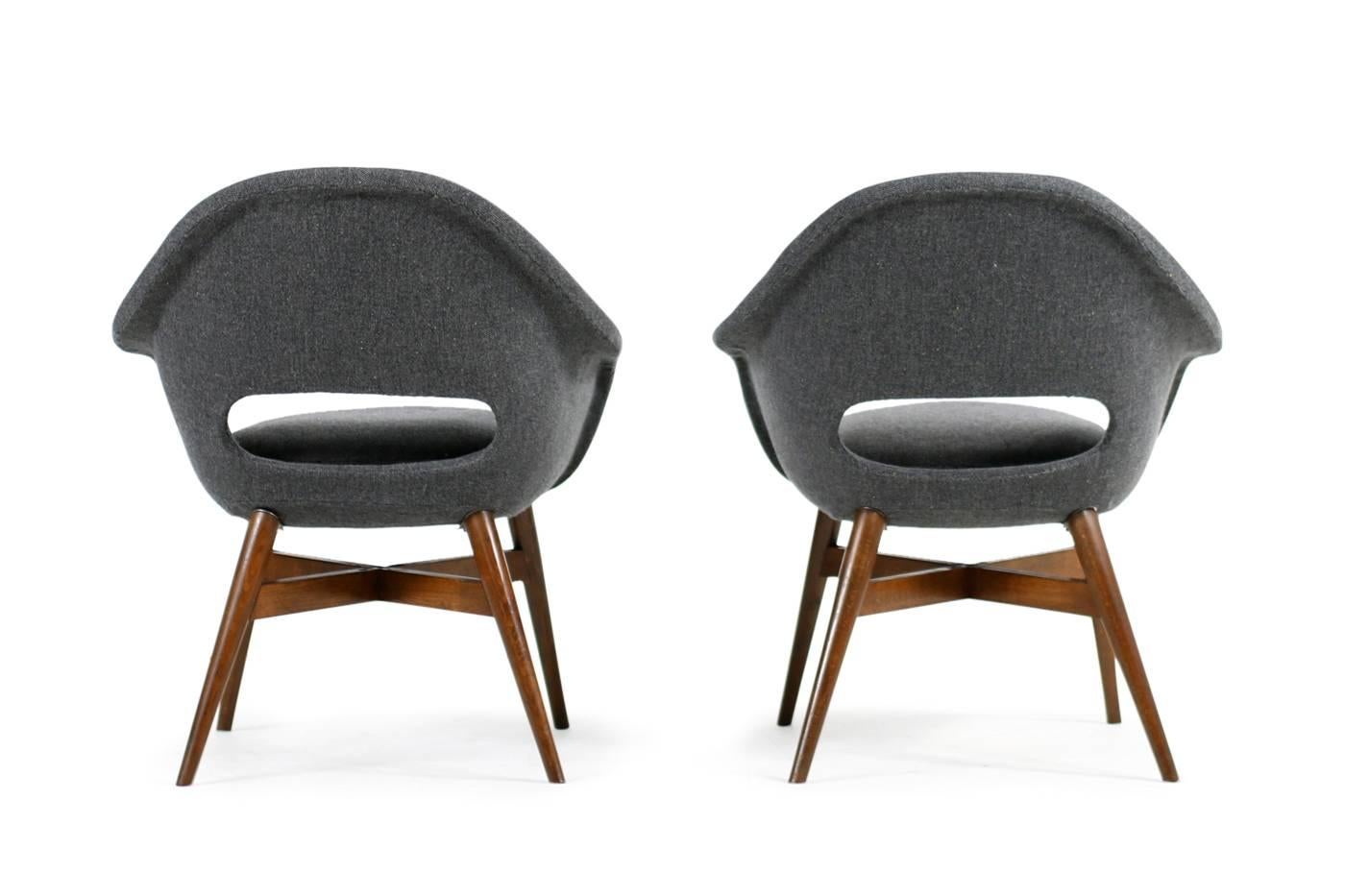 Schönes Paar 1960er Miroslav Navratil Lounge Chairs, neue Polsterung (Tschechisch) im Angebot