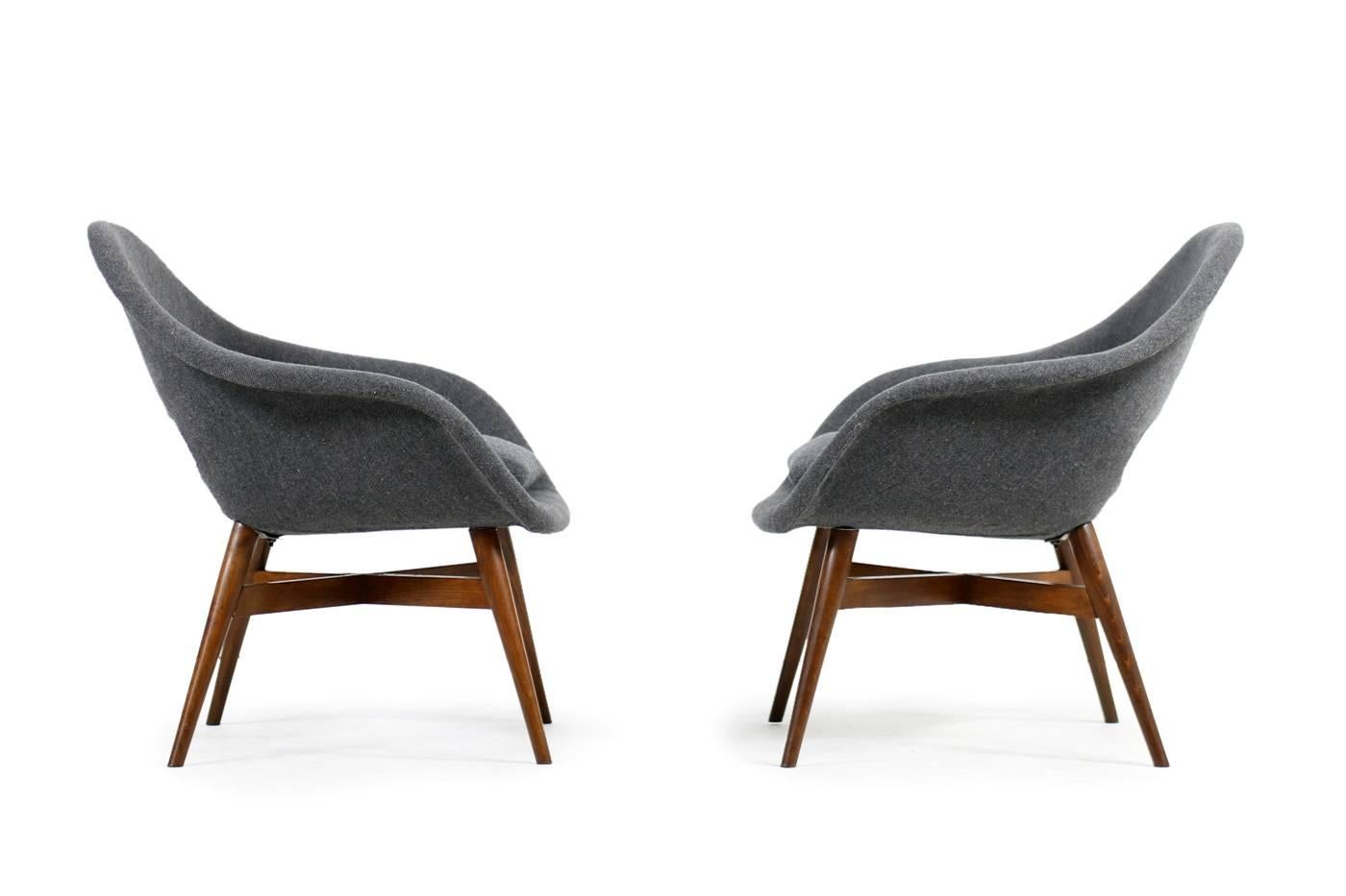 Schönes Paar 1960er Miroslav Navratil Lounge Chairs, neue Polsterung (Stoff) im Angebot