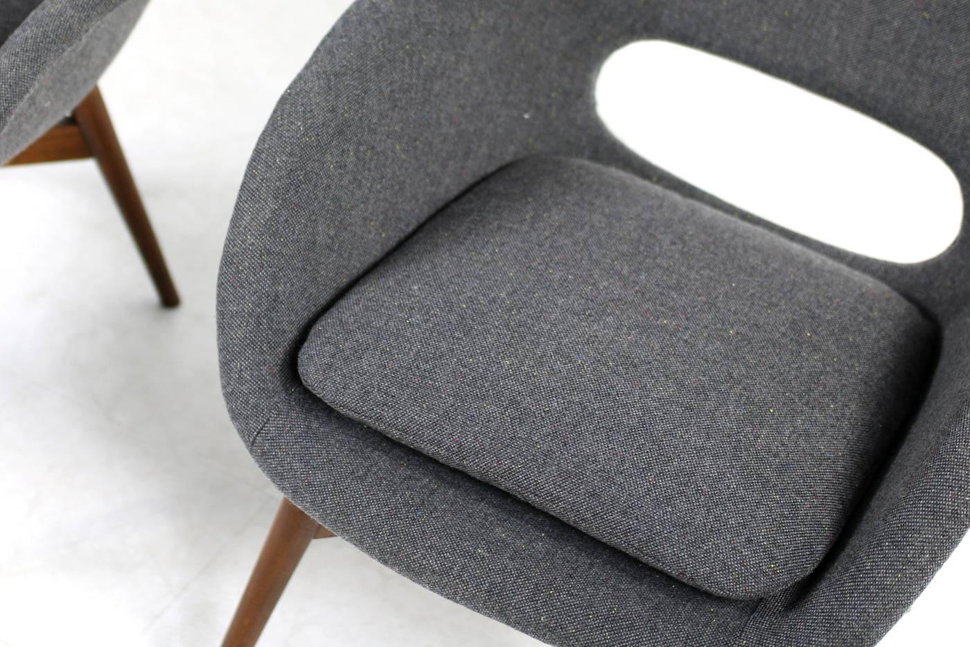 Schönes Paar 1960er Miroslav Navratil Lounge Chairs, neue Polsterung im Angebot 1