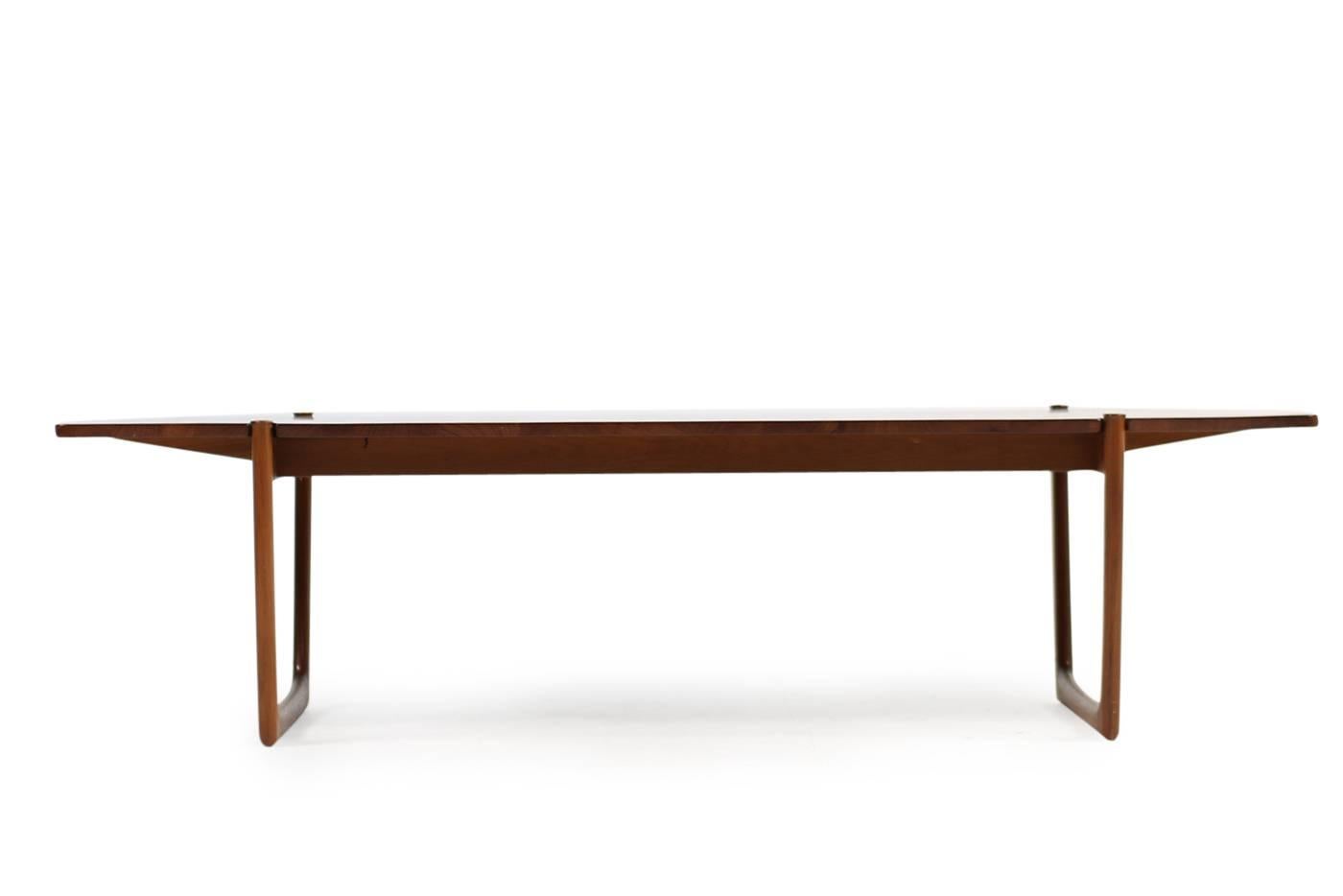 Beautiful Peter Hvidt 1960s coffee table, made by France & Son, Denmark. Very good original condition, solid U-shaped base, very exclusive, large and high quality made.