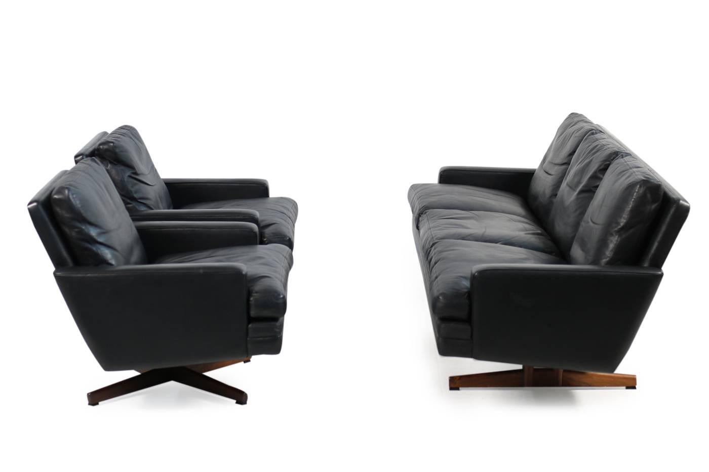 Pair of 1960s Swivel Lounge Chairs Fredrik A. Kayser Mod. 807 Leather 1
