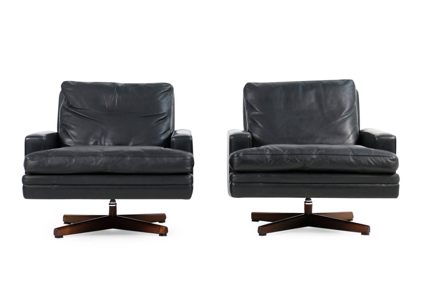 Beautiful and very rare pair of 1960s leather and rosewood swivel lounge chairs, by Fredrik Kayser for Vatne Mobler, Norway. Down filling cushions, metal and wooden base. Fantastic condition, a matching three-seat sofa is available, please visit our
