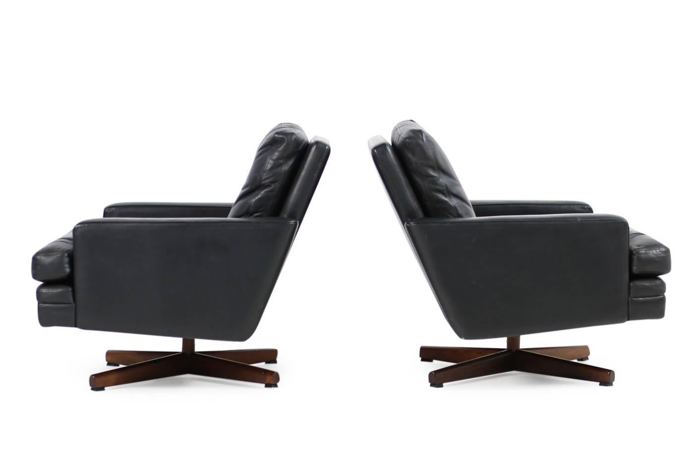 Mid-Century Modern Pair of 1960s Swivel Lounge Chairs Fredrik A. Kayser Mod. 807 Leather