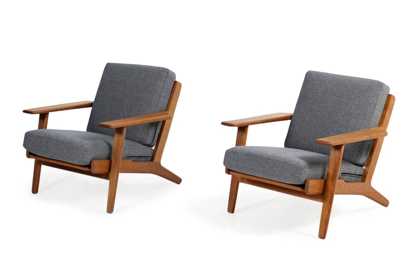Fantastic Pair of Hans J. Wegner Low Lounge Easy Chairs Mod. GE 290 Oak GETAMA In Excellent Condition In Hamminkeln, DE