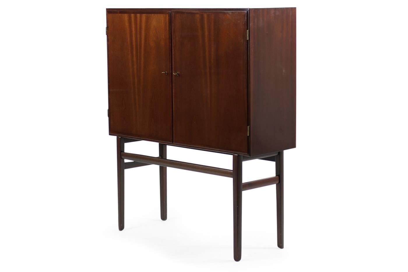 Beautiful 1960s Ole Wanscher highboard (high sideboard) for Poul Jeppesen Denmark, Mahogany, two doors, all keys incl. brass hinges, a matching sideboard is also available, please check our 1stdibs storefront.
Also available, the matching Ole