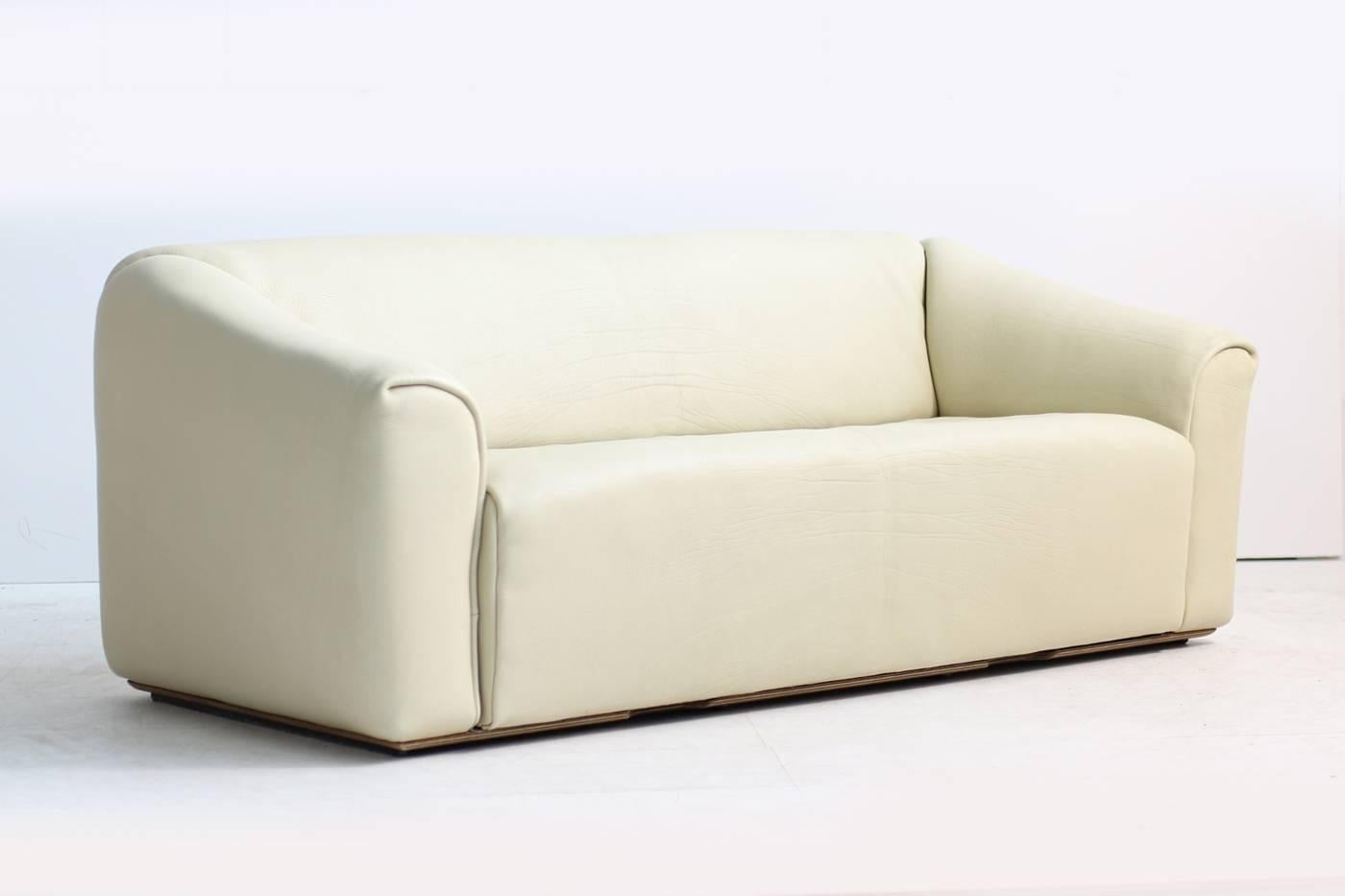 Beautiful three-seat buffalo leather Sofa by De Sede, Mod. DS 47
An extendable seat, which can be pulled out for ca. 17cm more seat depth.
Fantastic condition, very unique in ecru leather, natural leather color, very rare, small edition or made to
