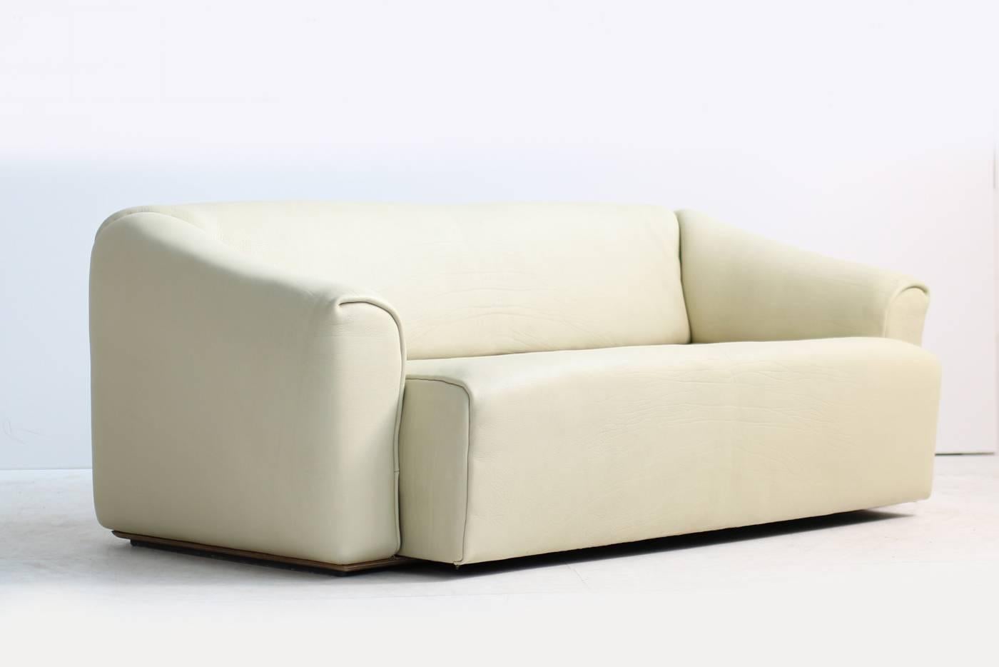 Modern 1970s De Sede DS 47 Buffalo Leather Lounge Sofa with Extendable Seat Ecru No. 1 For Sale