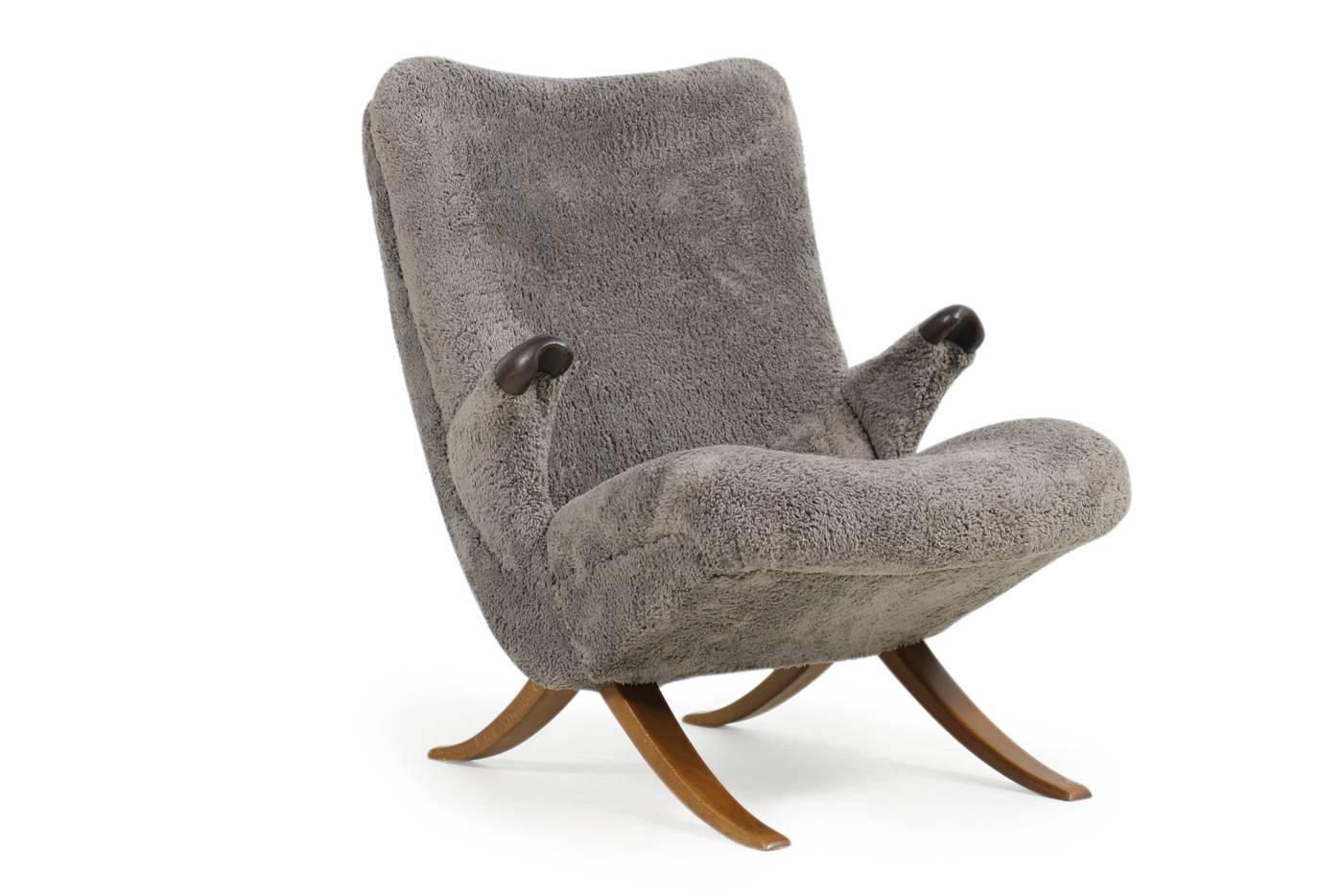 Schöner und sehr seltener Bio-Sessel aus den 1950er Jahren:: neu gepolstert und mit superweichem Teddybärstoff bezogen. Dieser Loungesessel ist in einem sehr guten Zustand. Buchenholz:: Leder und Teddybärfellstoff. Wunderschön.