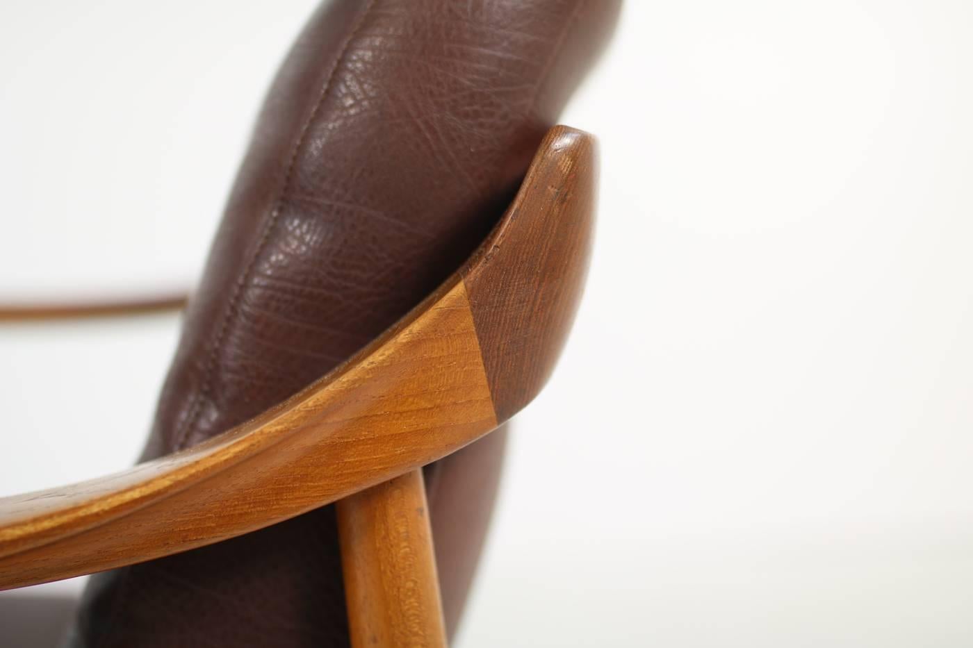 Magnifique fauteuil en teck des années 1960:: très rare avec revêtement en cuir:: fabriqué sur commande. Très bon état:: Knoll Antimott:: Allemagne années 1960:: design moderne du milieu du siècle. Deux autres fauteuils et un canapé assortis sont