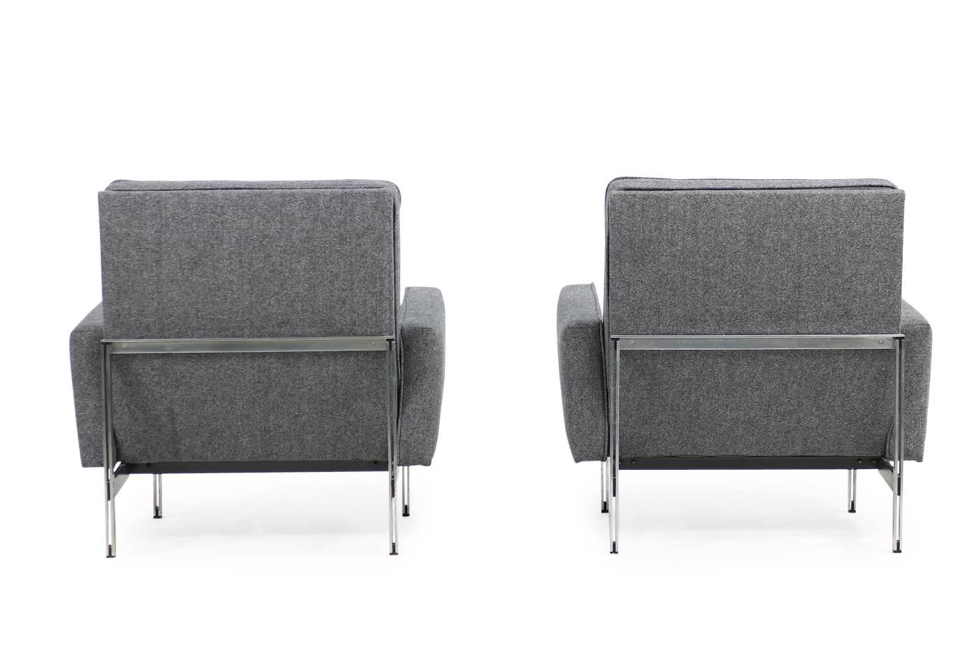 Beautiful pair of 1950s, Florence Knoll parallel bar lounge chairs, for Knoll International, upholstery and high quality wool fabric renewed, great upholstery-store job, fantastic condition, steel base with patina. Beautiful.