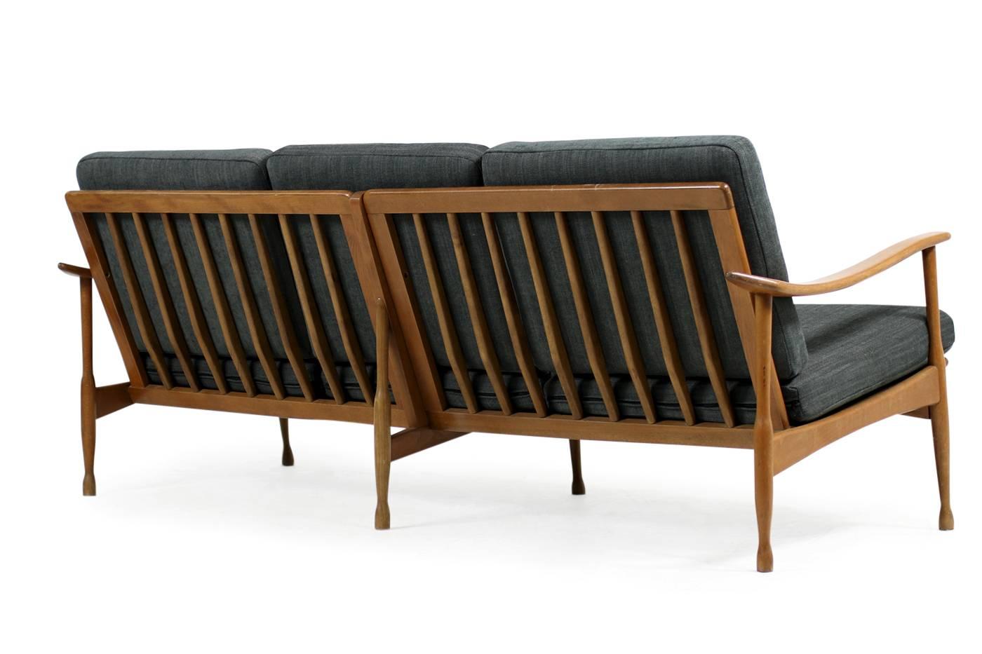 1950s Italian Organic Lounge Sofa Beechwood Mid-Century Modern, New Upholstery In Good Condition For Sale In Hamminkeln, DE
