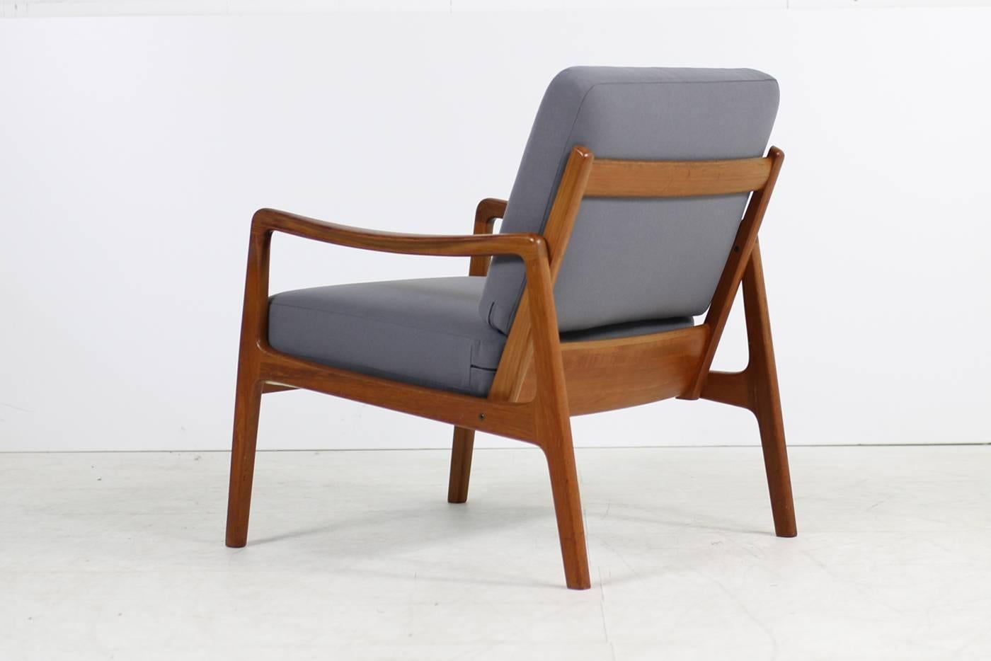Beautiful 1960s Ole Wanscher teak easy chair, model 109 by France & Son, Denmark.
Very good vintage condition, cushions reupholstered and covered with new woven fabric, in light grey.