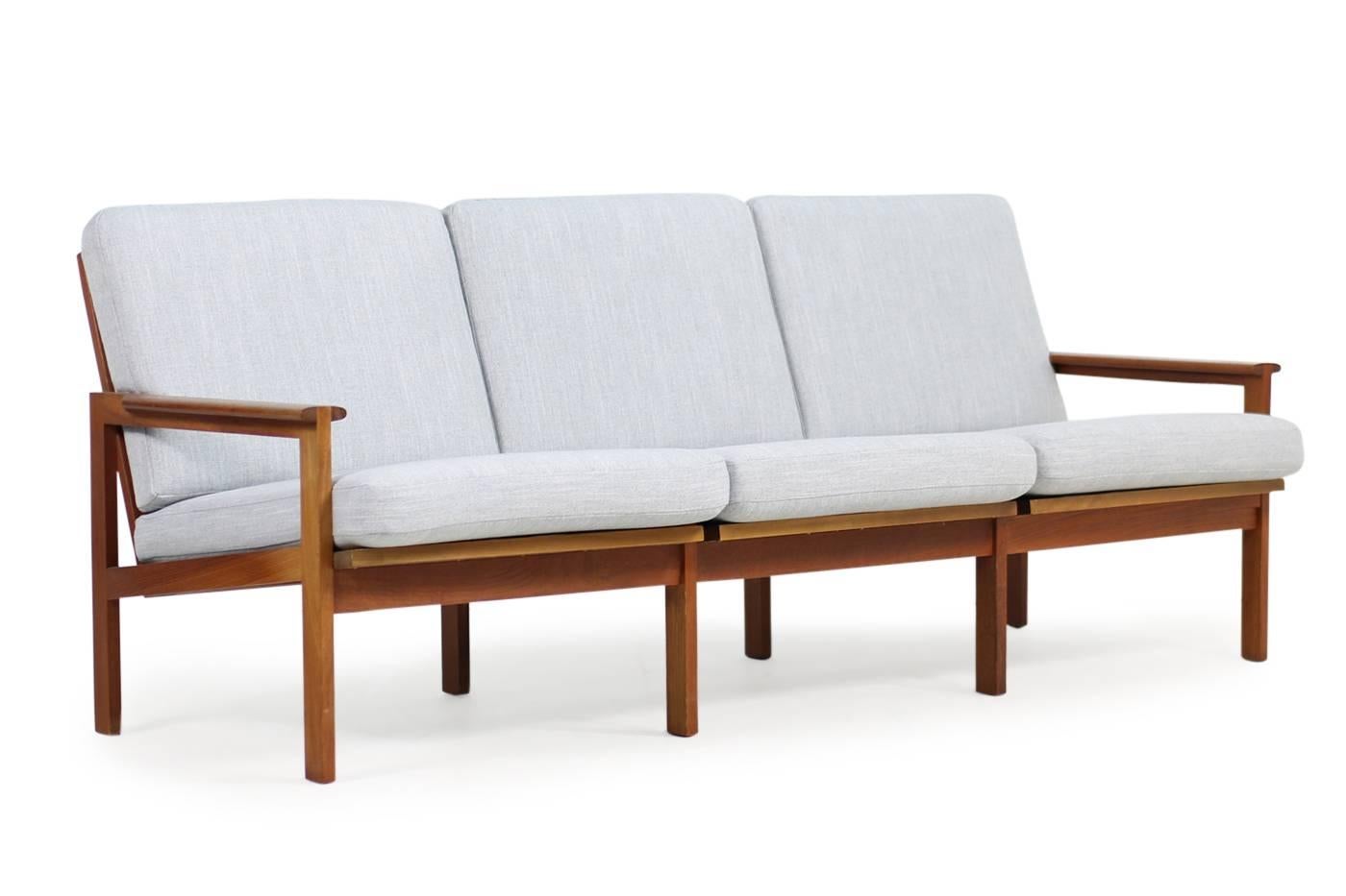 1960er Illum Wikkelsø Dänisches Dreisitzsofa aus Teakholz Modell Capella Niels Eilersen (Stoff)