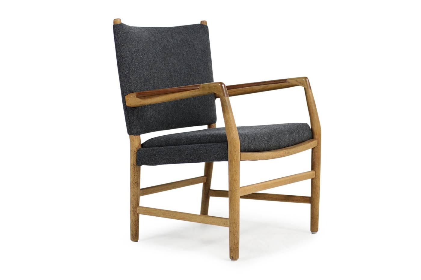 1950s Hans J. Wegner 'Town Hall' Chair Oak and Teak Mid-Century Modern Design (Dänisch)
