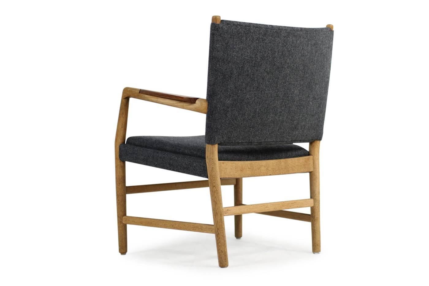 1950s Hans J. Wegner 'Town Hall' Chair Oak and Teak Mid-Century Modern Design (Moderne der Mitte des Jahrhunderts)