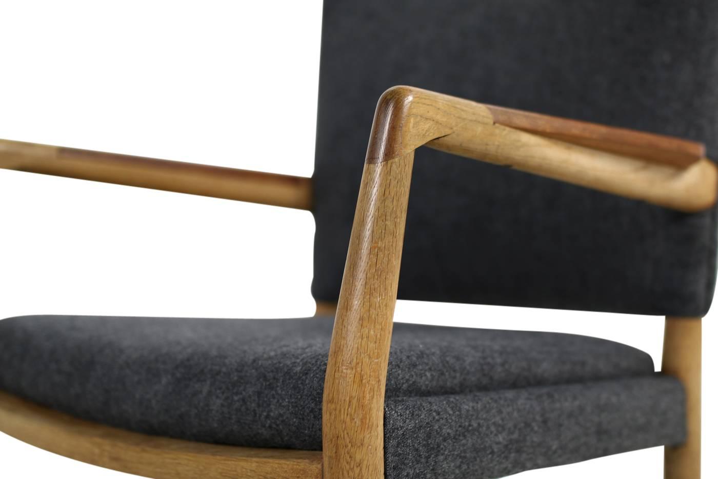 1950s Hans J. Wegner 'Town Hall' Chair Oak and Teak Mid-Century Modern Design In Good Condition In Hamminkeln, DE