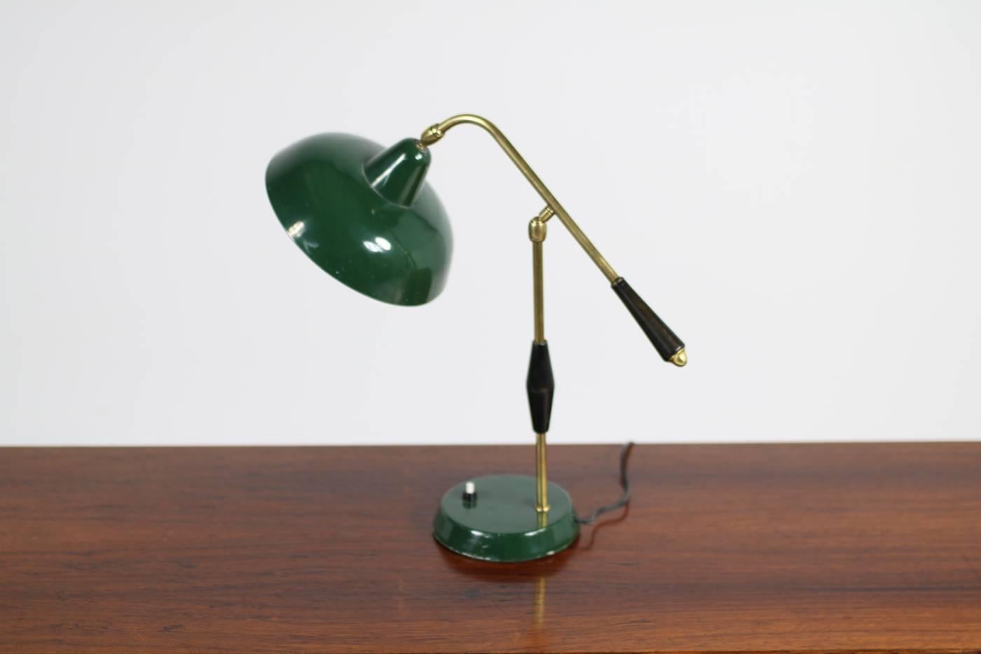 Beautiful vintage Mid-Century Modern 1950s table lamp, made in Italy by Arredoluce.
Good vintage condition, works in the US and Asia as well, of course in Europe also.
Dark green color, brass parts, adjustable lampshade, tested wit a 60W bulb,