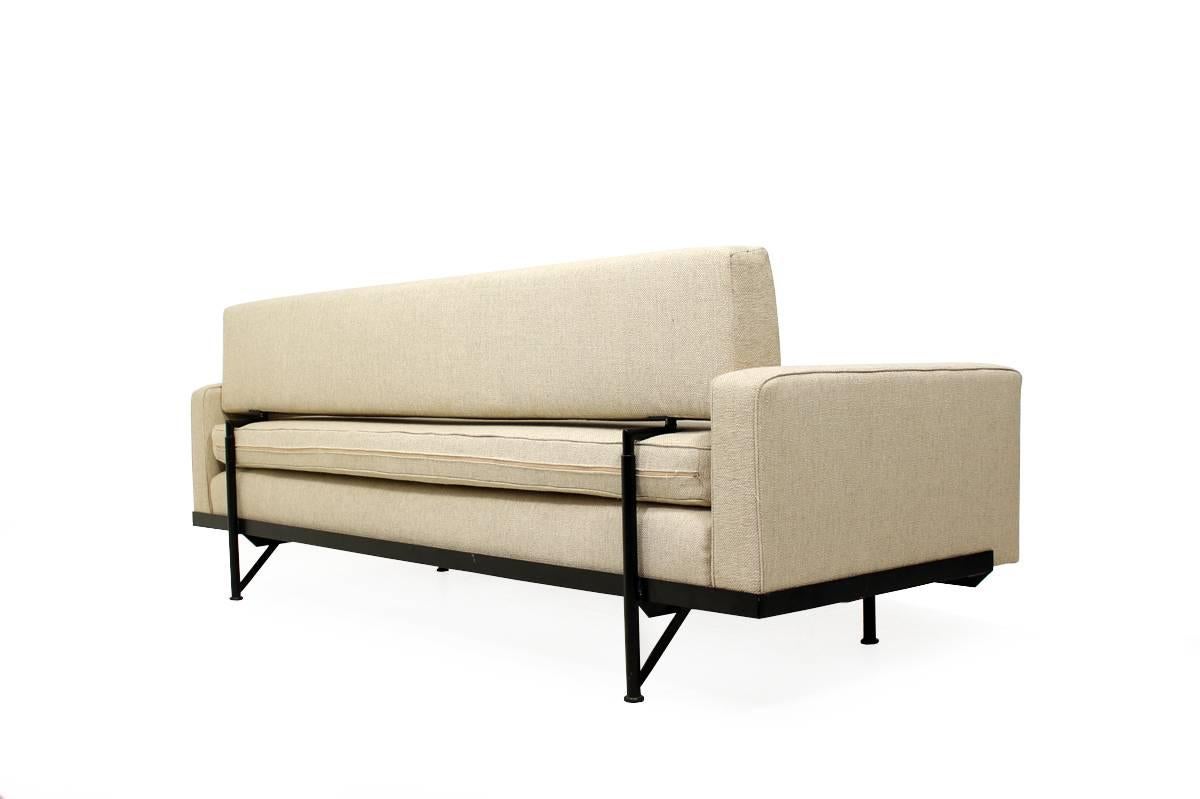 A rare and beautiful Florence Knoll Daybed, Mod. 702 bought in 1958 (orig. invoice available) Design by Florence Knoll & Charles Niedringhaus for Knoll International. The sofa is new reupholstered and covered with woven fabric, we also have a