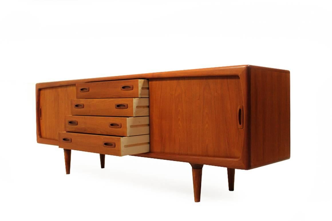 A beautiful danish modern design Teak sideboard by H.P. Hansen.
Overall 4 drawers and 2 sliding doors in very good condition.