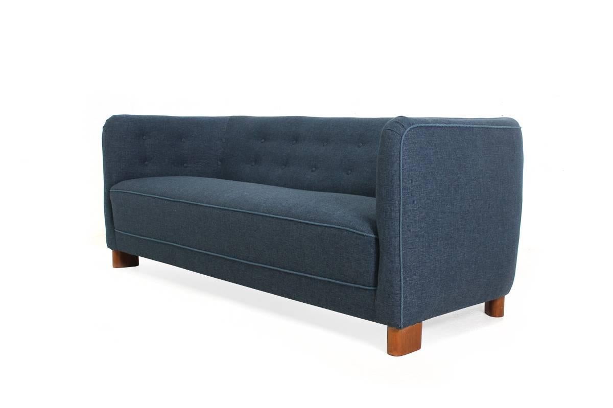Beautiful and rare Fritz Hansen Sofa Model 1668 with beechwood legs, renewed upholstery and dark blue woven fabric, professional upholstery, very good and detailed work. 