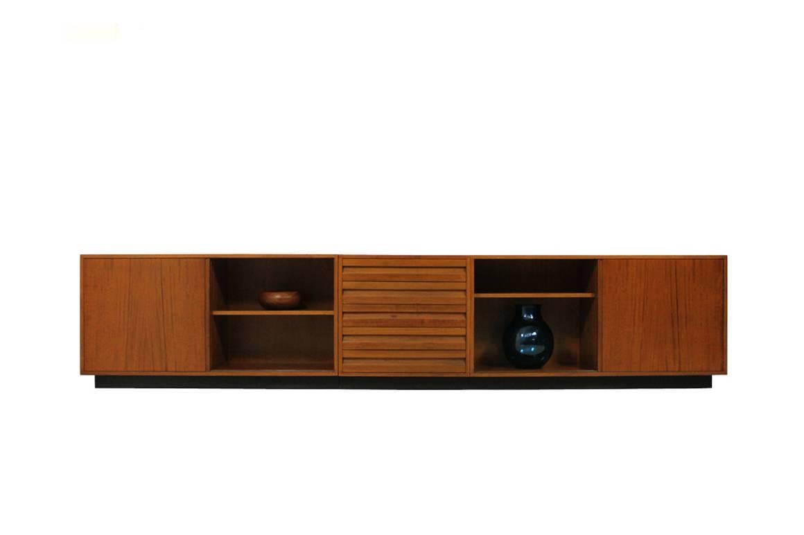 Rare and large italian walnut sideboard by Osvaldo Borsani Mod. 22 for Tecno Italy late 1960s. Good condition, it consists of 3 parts, 2x with sliding doors 140x45x73cm and 1x70x45x73cm, overall 350x45x73cm, overall a large sideboard with plenty of