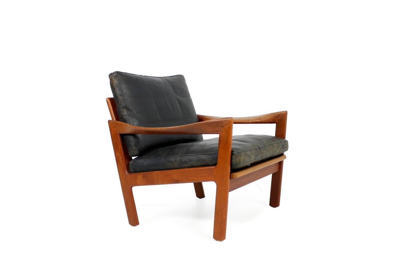 A beautiful danish modern Teak Easy Chair by Illum Wikkelso for Niels Eilersen, Denmark ca. 1960. An asymmetrical teak base, original leather cushions with down filling and beautiful patina, no holes no cracks only an unique patina on the real