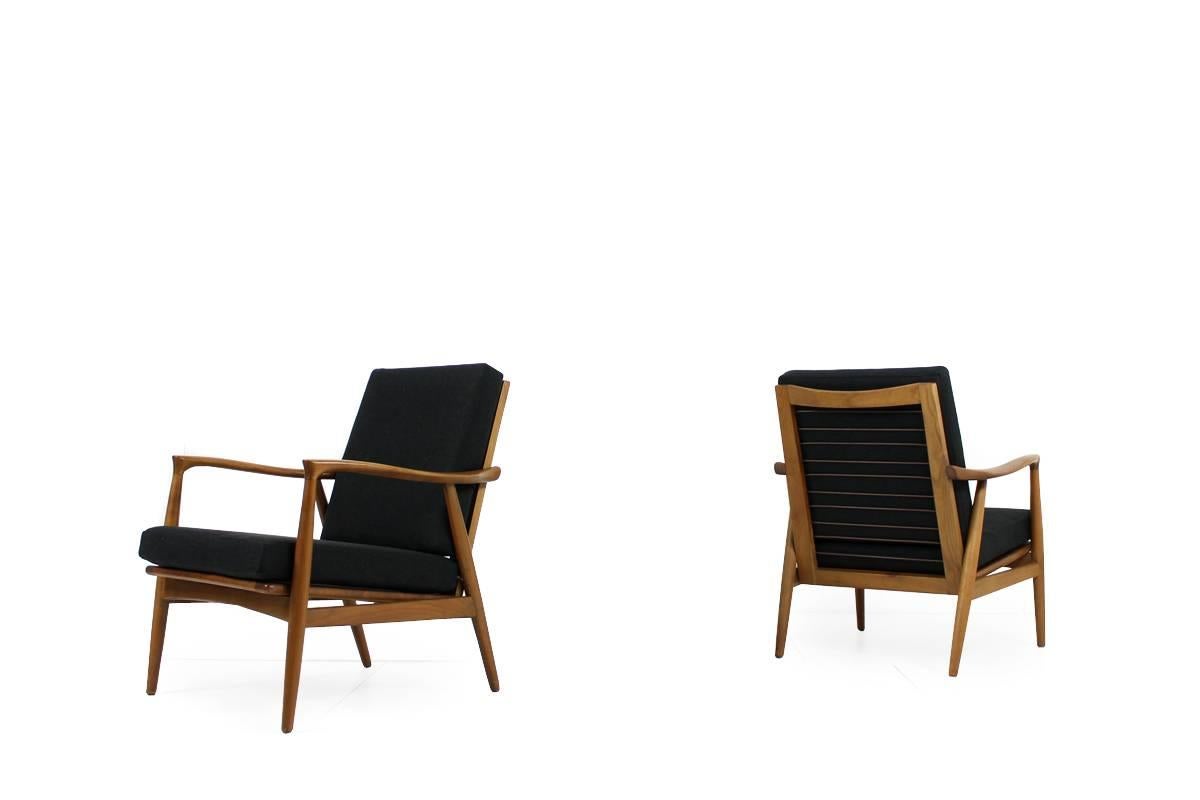 A beautiful set of 2 easy lounge chairs, made of walnut, new cushions covered with black woven fabric, very good condition. Designer unknown, but very rare. Beautiful organic form, scandinavian modern, early 1960s.