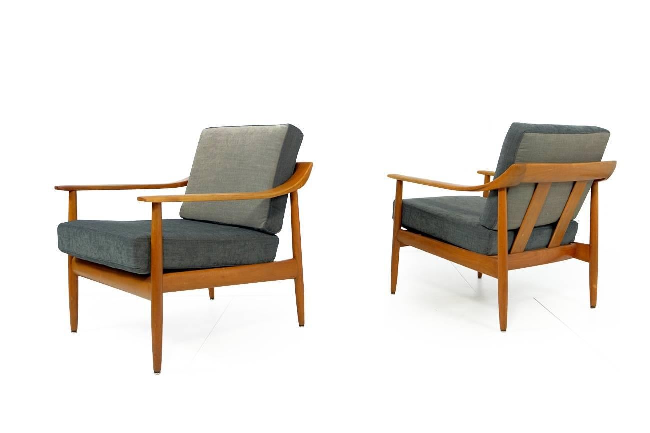 Beautiful set of 2 Knoll Antimott Easy Chairs by Wilhelm Knoll, Germany 1950s
Very good condition, walnut frames, cushions with new fabric in bicolor grey.