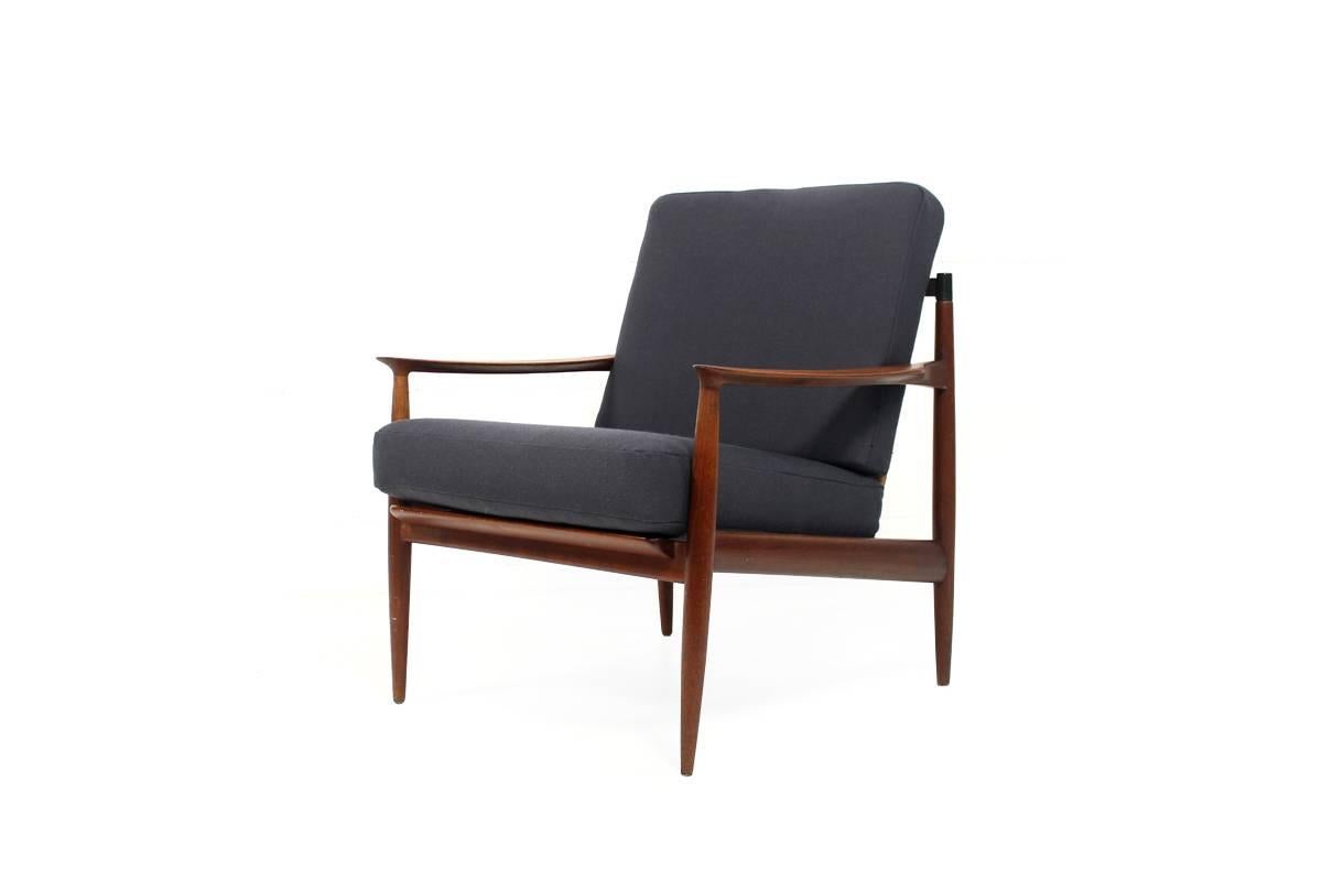 Beautiful and rare mid century modern Teak Easy Chair.
Produced in the 1950s in Germany, Design by Carl Straub for Goldfeder.
Beautiful design, new cushions covered with ne woven fabric.
Overall a good condition, wickerwork with some patina, but