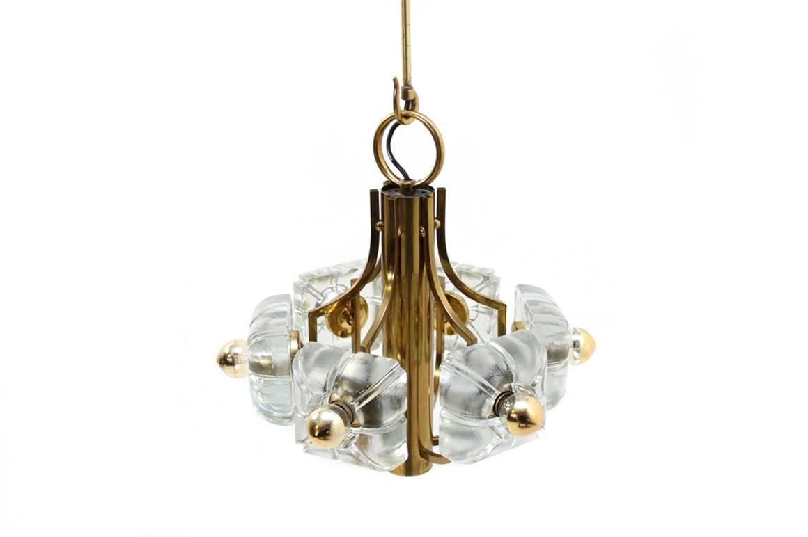 Beautiful brass base chandelier, block glass, in Kalmar or Mazzega style. Very good condition, overall for 6 bulbs E14 (6x golden bulbs included)
Only the lamp is ca. 38 x 38cm and ca, 42cm high, total height is ca. 75cm.