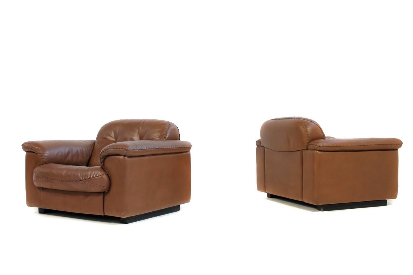 A beautiful pair of rare De Sede DS 101 high quality and heavy weight lounge chairs with an extendable seat. Very good condition and quality. High quality neck leather. We have a matching sofa also available. The De Sede DS 101 was seen in the 1960s